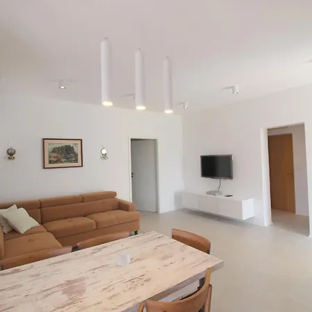 Milan A4, 50 M From The * Novigrad Istria