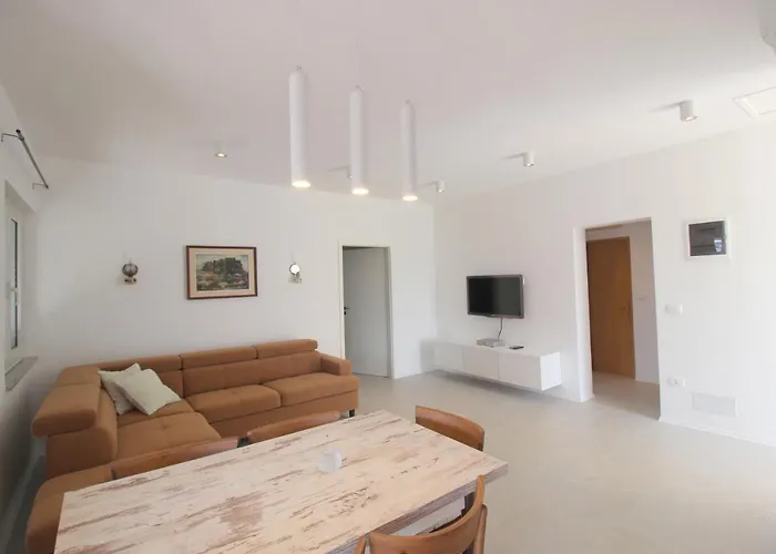 Milan A4, 50 M From The * Novigrad Istria